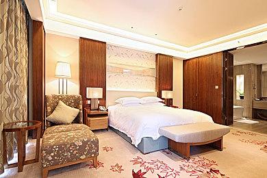 《心灵杀手2》新8分钟游玩视频 女探员持手电筒战斗